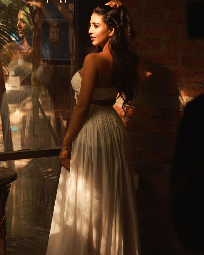 Staggering Poses Of Daksha Nagarkar